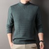 Warmer Herrenpullover mit weichem Strick und Rundhalsausschnitt Warmer Herrenpullover mit weichem Strick und Rundhalsausschnitt